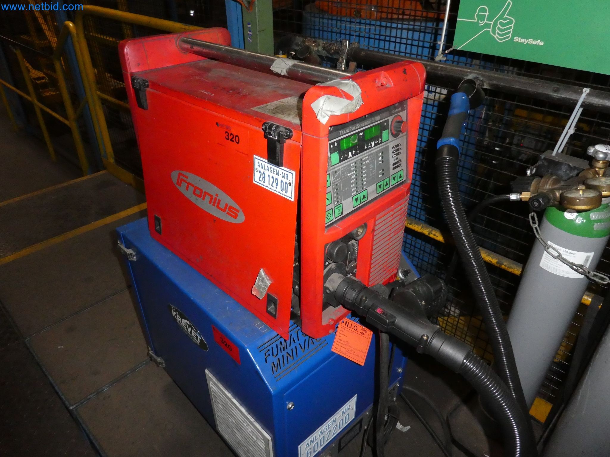 Roboti, varilna oprema in pripomočki za montažo iz avtomobilske industrije-1