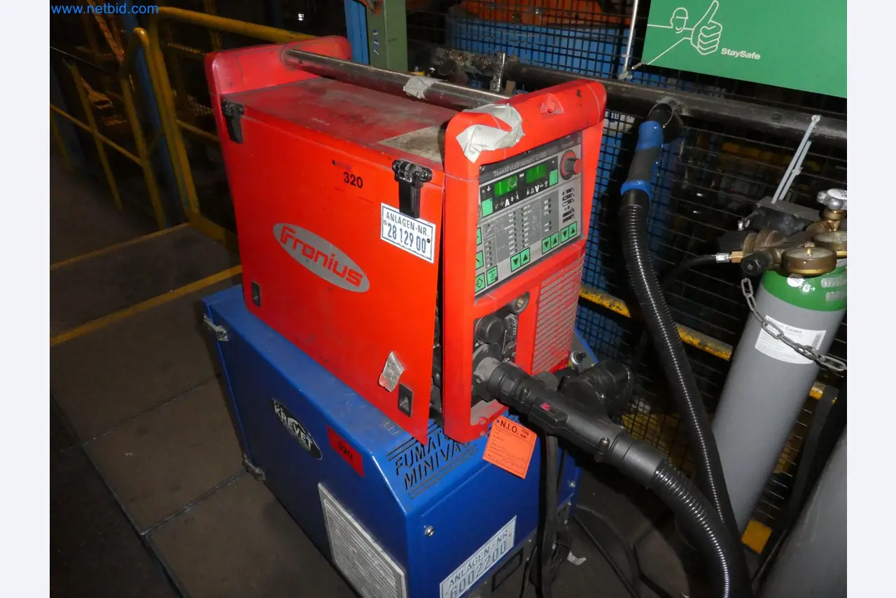 Roboti, varilna oprema in pripomočki za montažo iz avtomobilske industrije-1