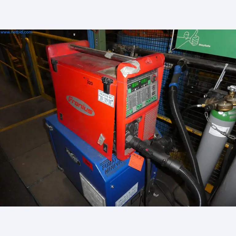 Roboti, varilna oprema in pripomočki za montažo iz avtomobilske industrije-1