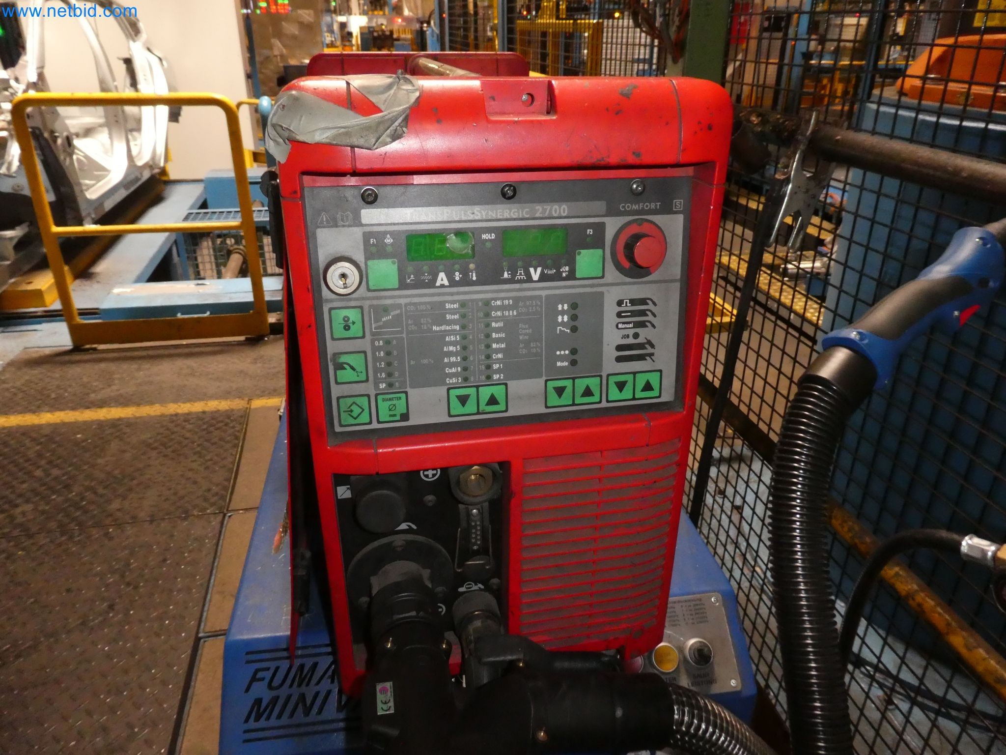 Roboti, varilna oprema in pripomočki za montažo iz avtomobilske industrije-3