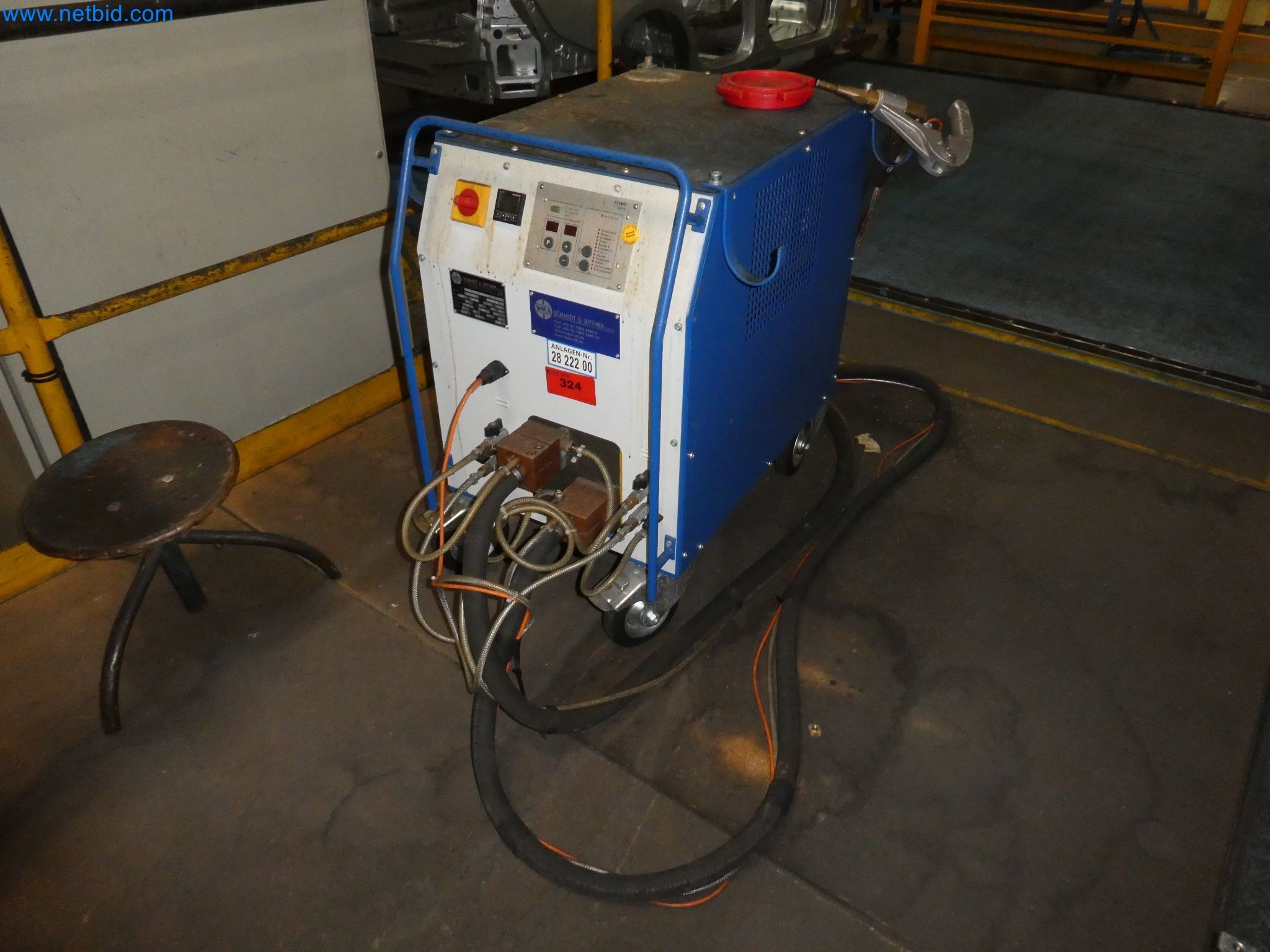 Roboti, varilna oprema in pripomočki za montažo iz avtomobilske industrije-1