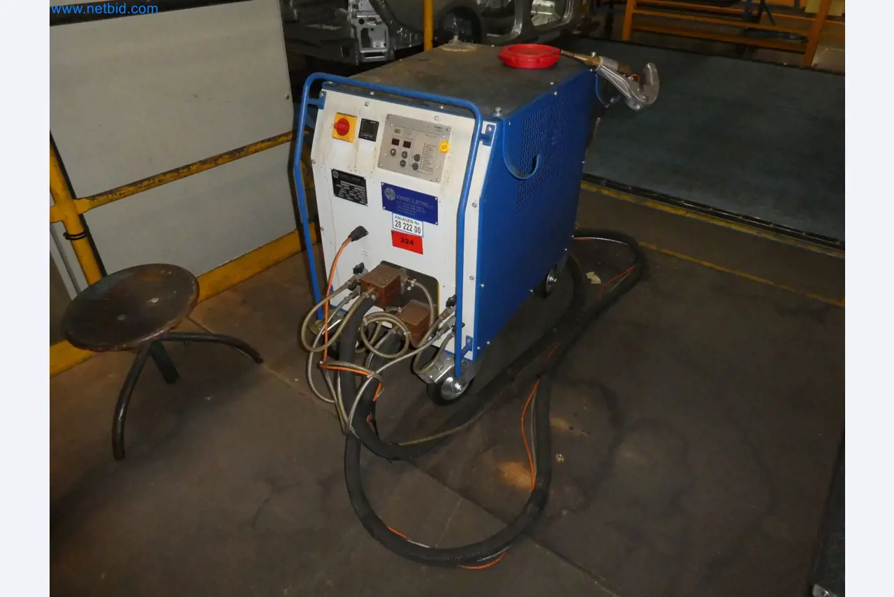 Roboti, varilna oprema in pripomočki za montažo iz avtomobilske industrije-1