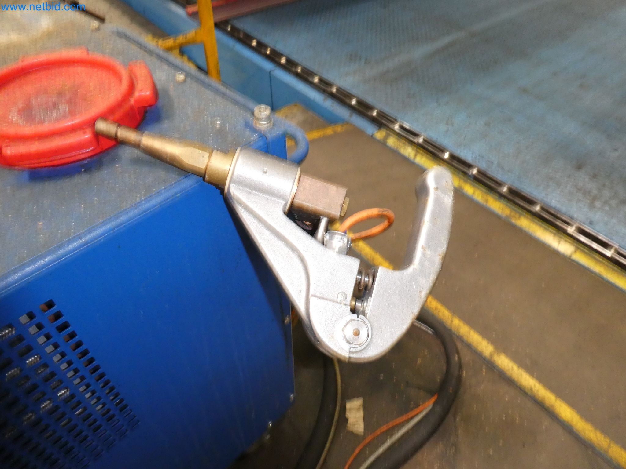 Roboti, varilna oprema in pripomočki za montažo iz avtomobilske industrije-4