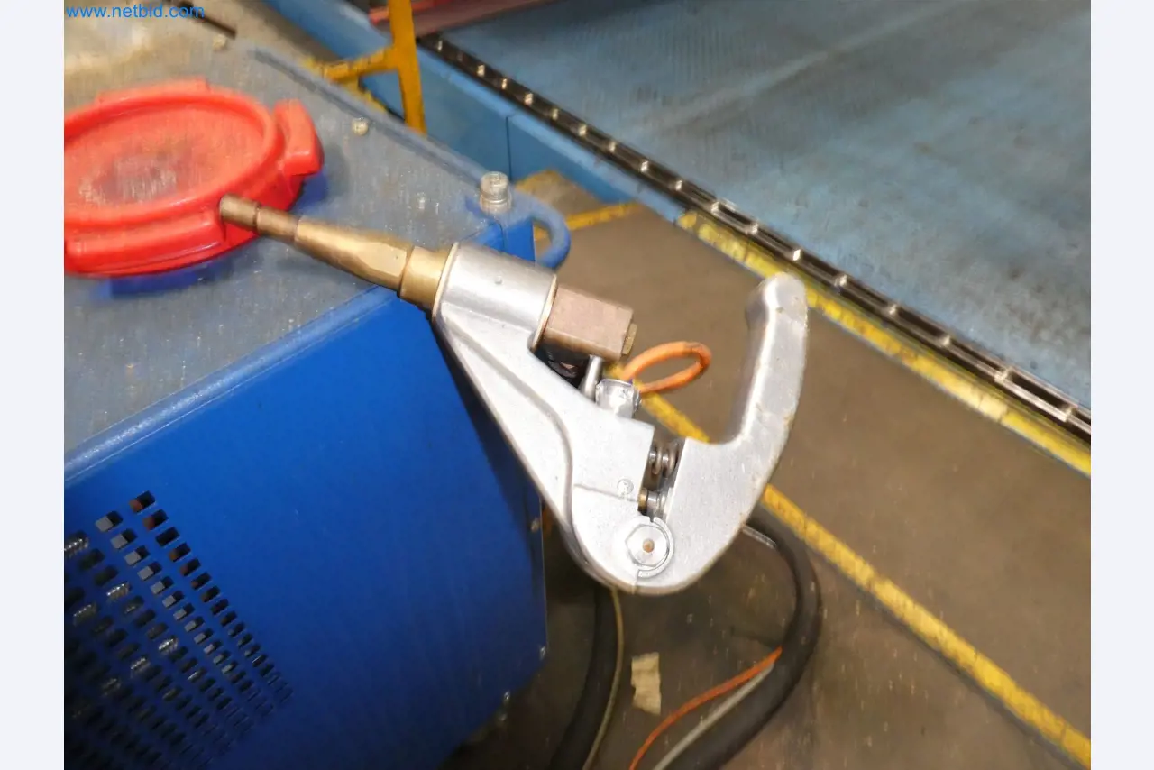 Roboti, varilna oprema in pripomočki za montažo iz avtomobilske industrije-4