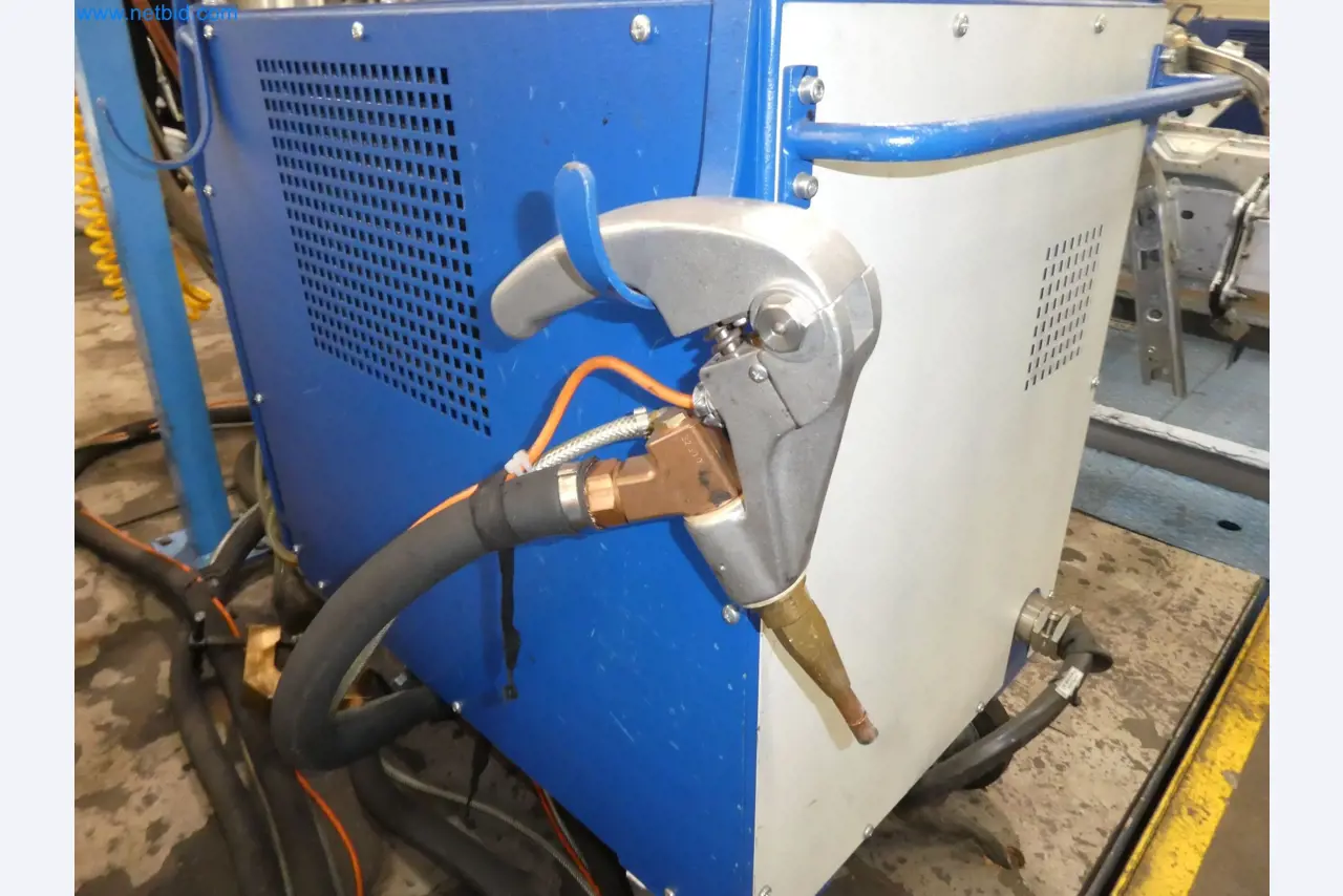 Roboti, varilna oprema in pripomočki za montažo iz avtomobilske industrije-1