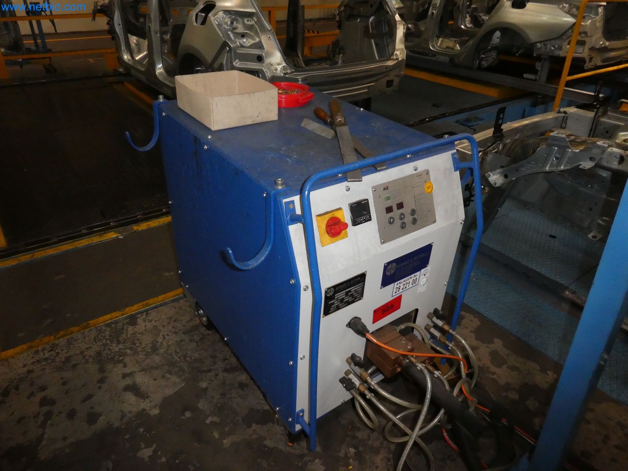 Roboti, varilna oprema in pripomočki za montažo iz avtomobilske industrije-4