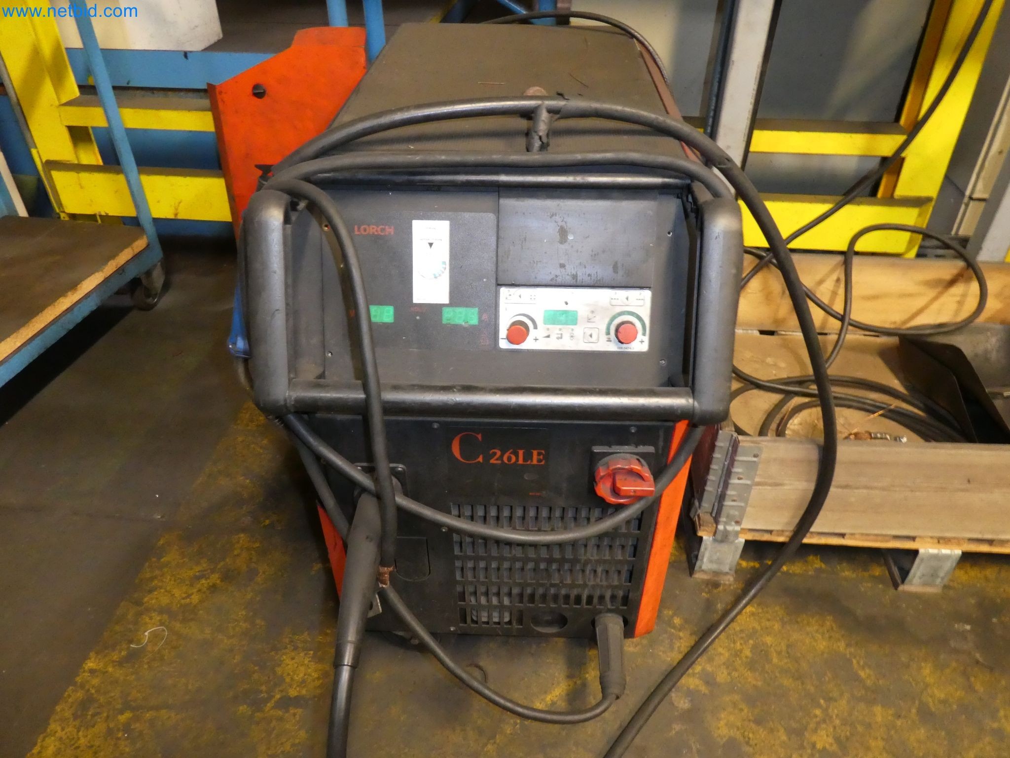 Roboti, varilna oprema in pripomočki za montažo iz avtomobilske industrije-1