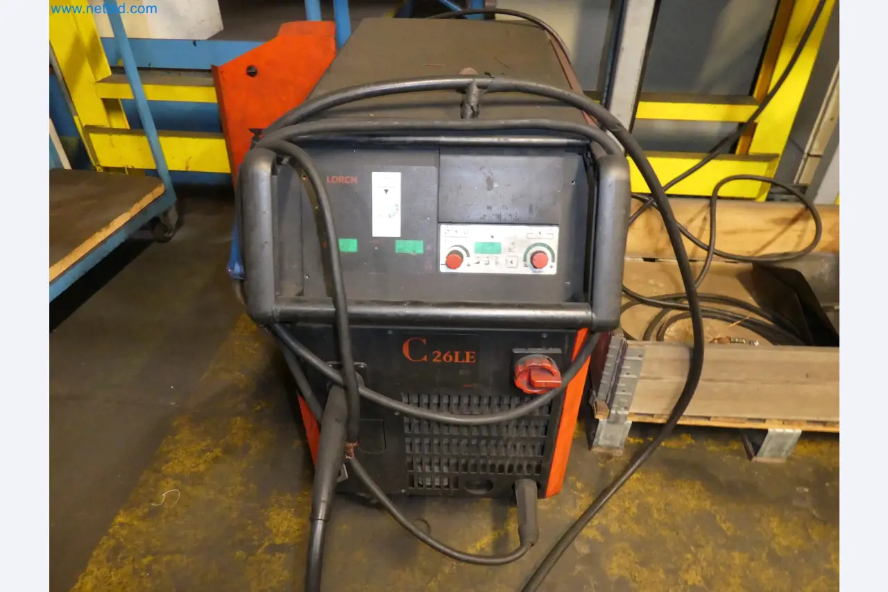 Roboti, varilna oprema in pripomočki za montažo iz avtomobilske industrije-1