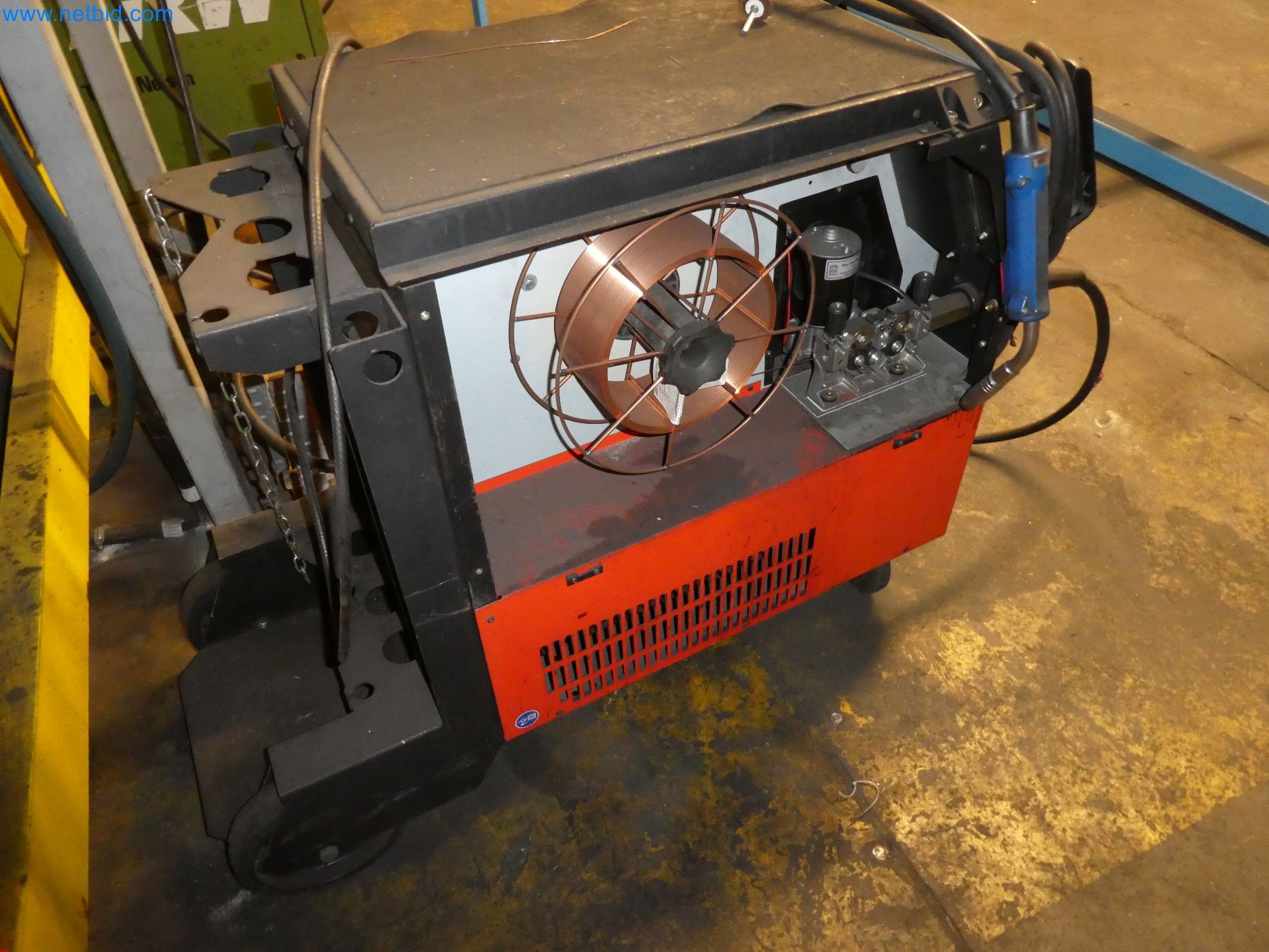 Roboti, varilna oprema in pripomočki za montažo iz avtomobilske industrije-2