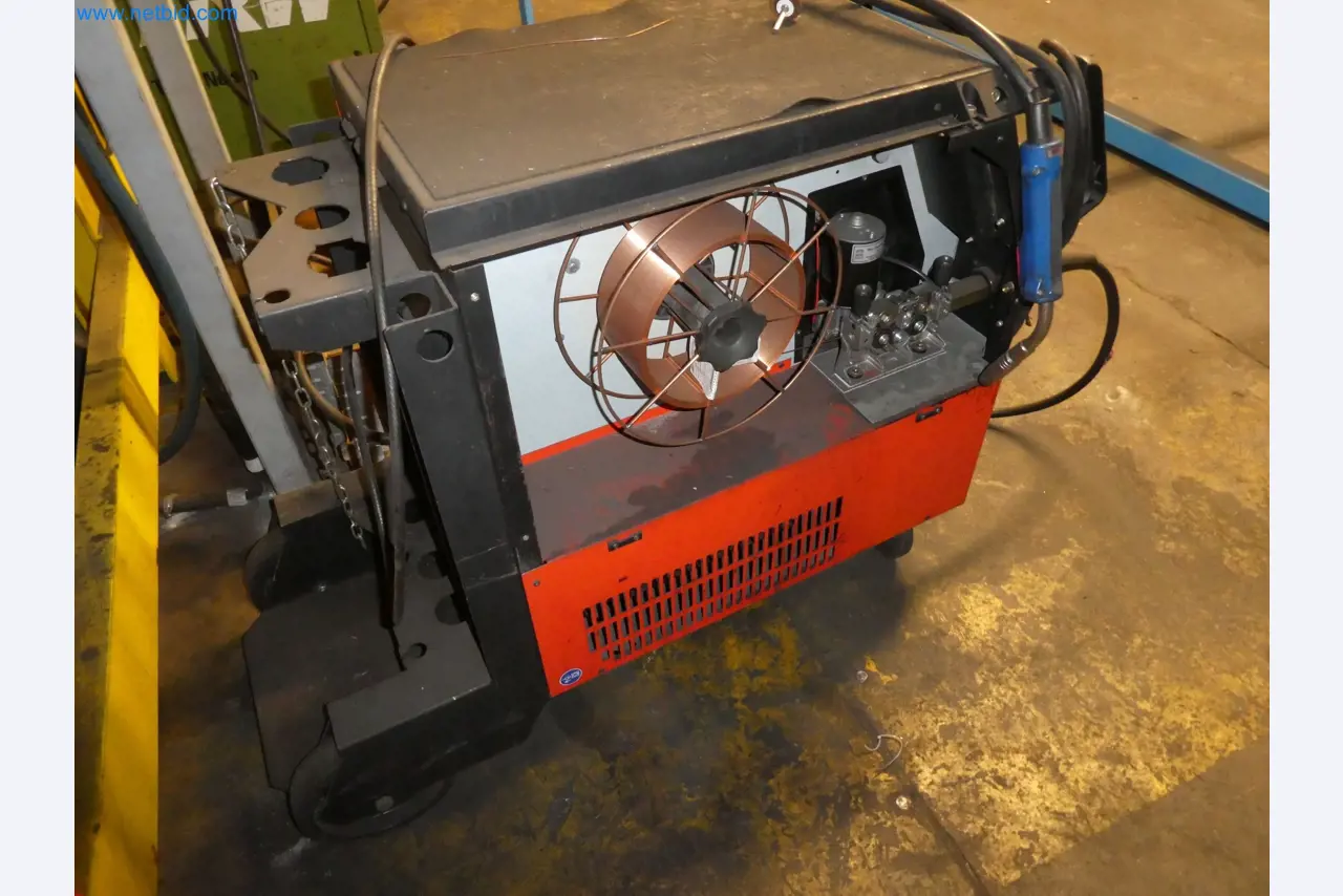 Roboti, varilna oprema in pripomočki za montažo iz avtomobilske industrije-2