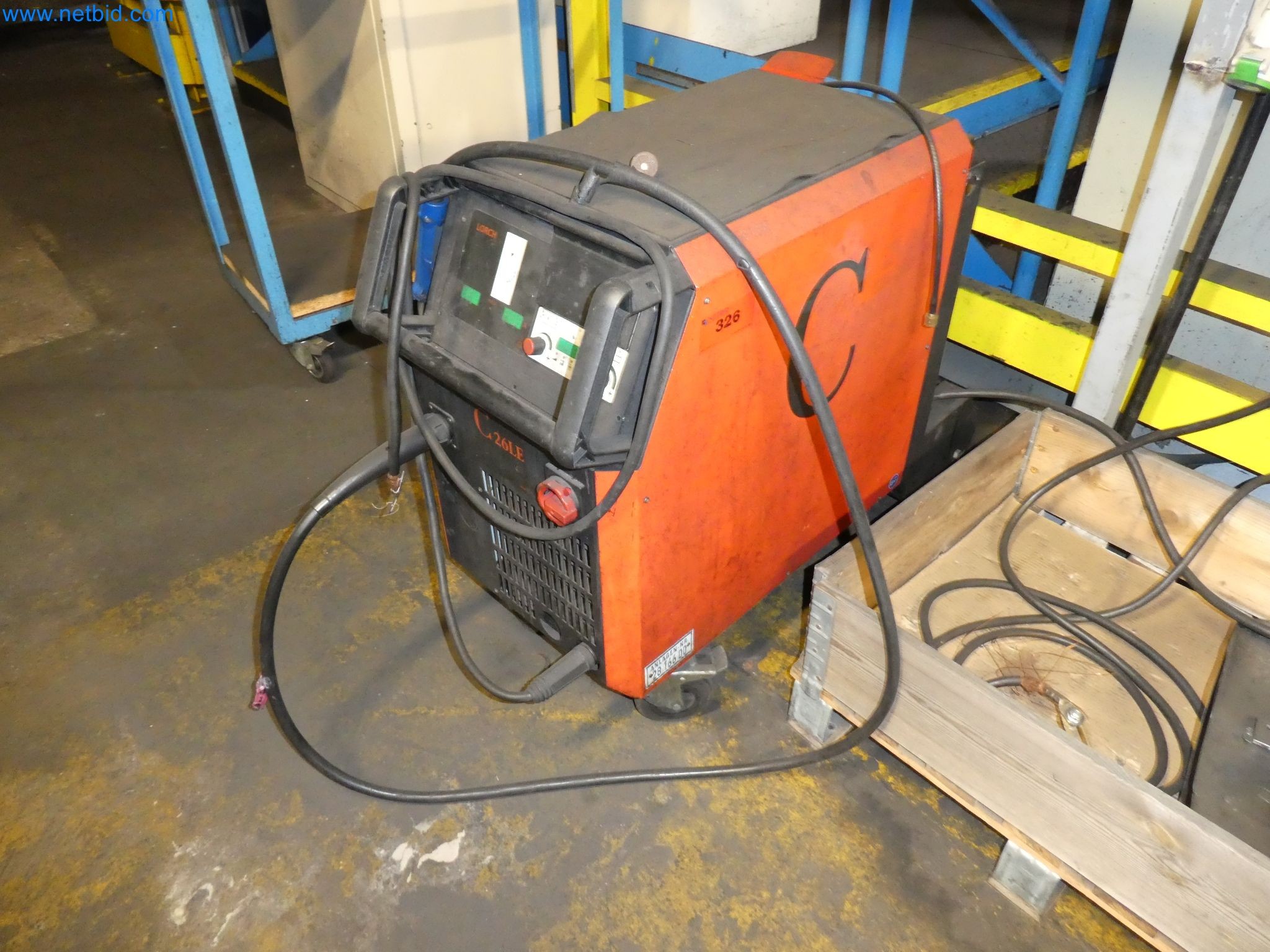 Roboti, varilna oprema in pripomočki za montažo iz avtomobilske industrije-4