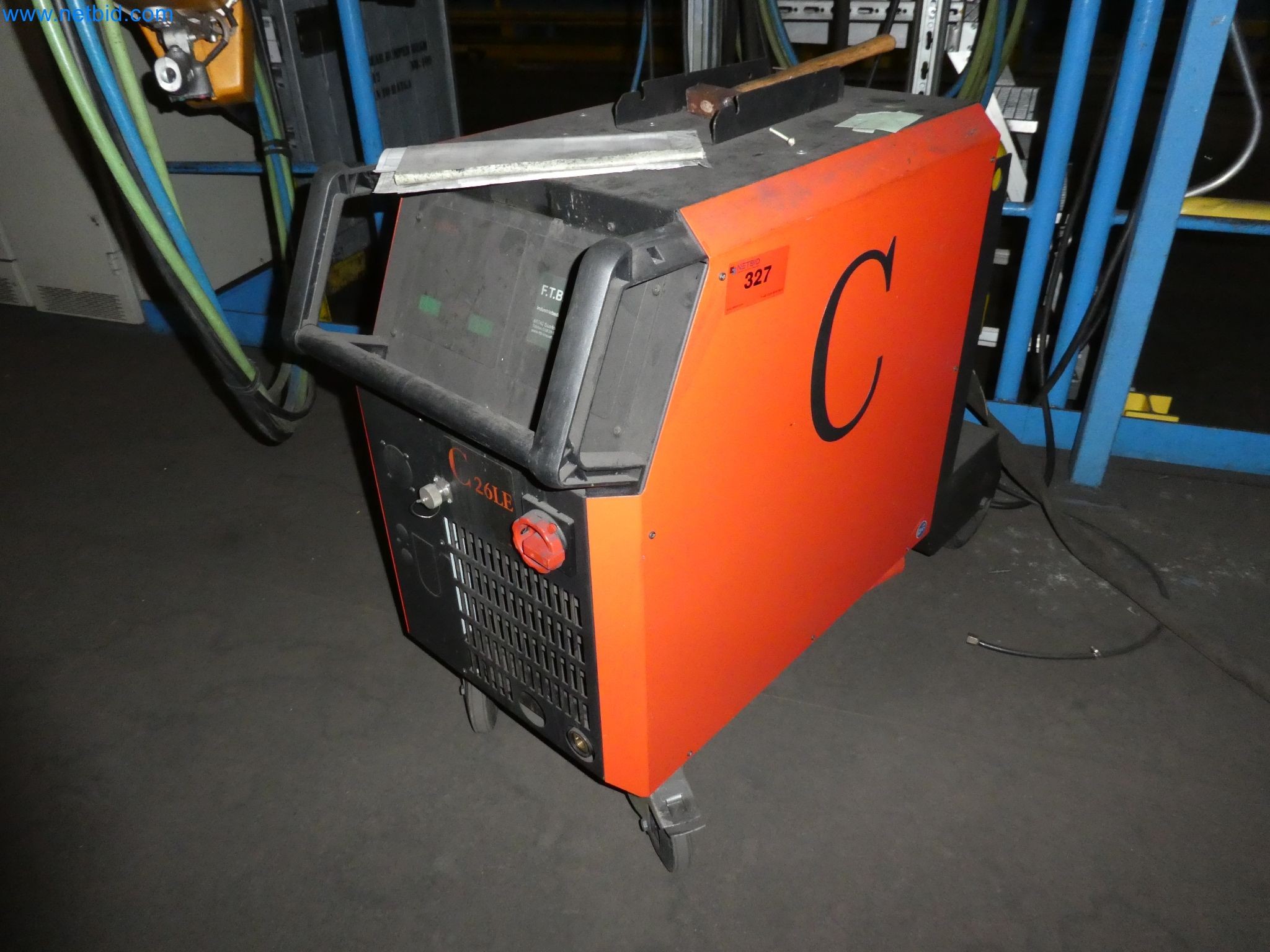 Roboti, varilna oprema in pripomočki za montažo iz avtomobilske industrije-1