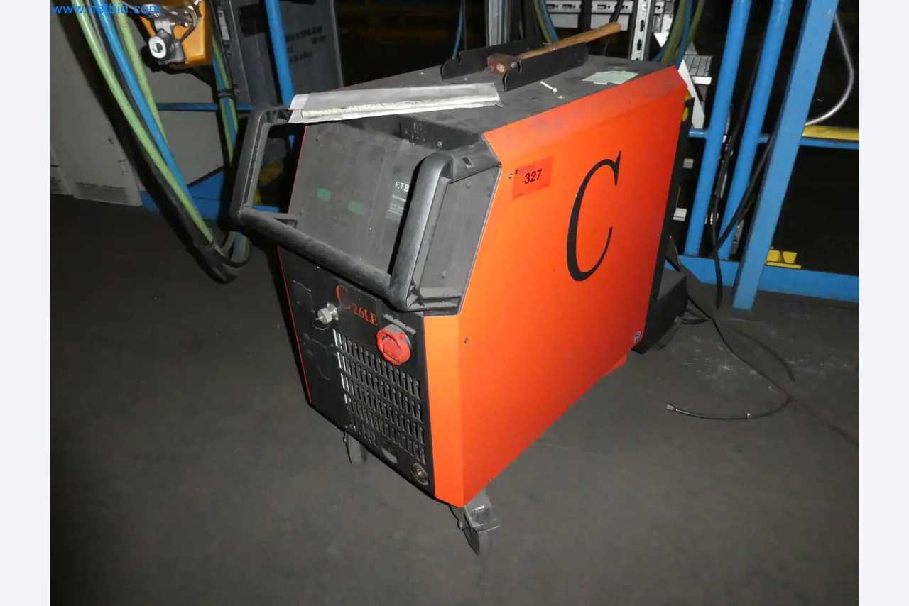 Roboti, varilna oprema in pripomočki za montažo iz avtomobilske industrije-1