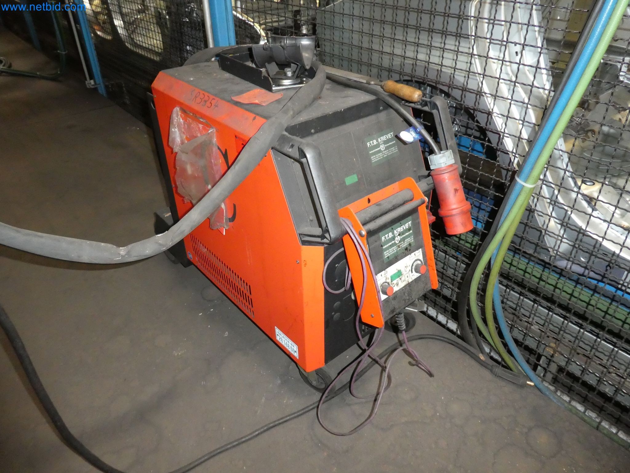 Roboti, varilna oprema in pripomočki za montažo iz avtomobilske industrije-1