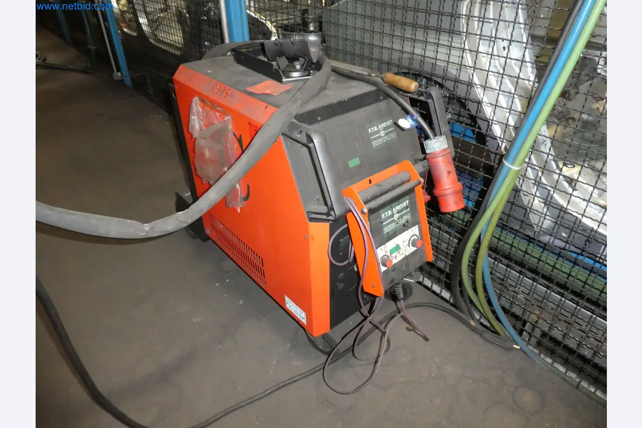 Roboti, varilna oprema in pripomočki za montažo iz avtomobilske industrije-1