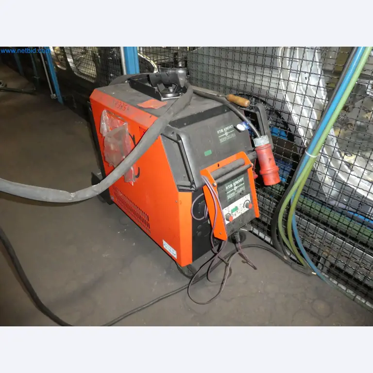 Roboti, varilna oprema in pripomočki za montažo iz avtomobilske industrije-1