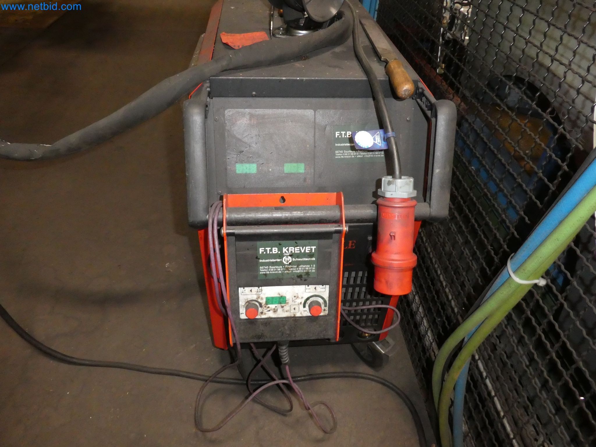 Roboti, varilna oprema in pripomočki za montažo iz avtomobilske industrije-2