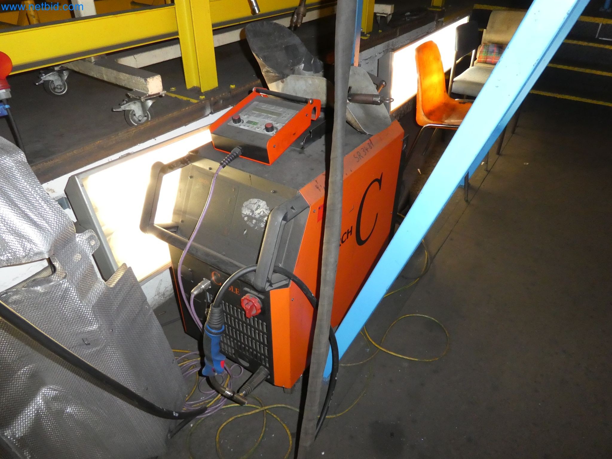 Roboti, varilna oprema in pripomočki za montažo iz avtomobilske industrije-1