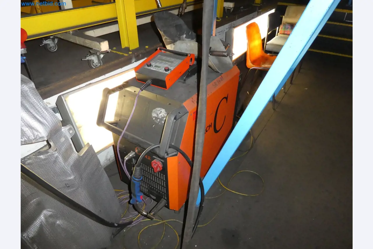 Roboti, varilna oprema in pripomočki za montažo iz avtomobilske industrije-1