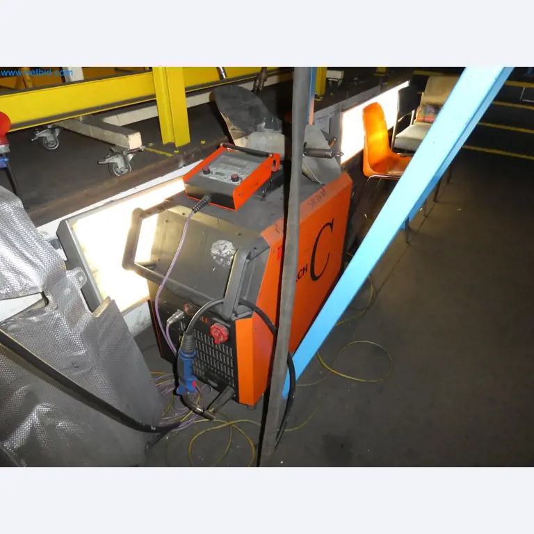 Roboti, varilna oprema in pripomočki za montažo iz avtomobilske industrije-1