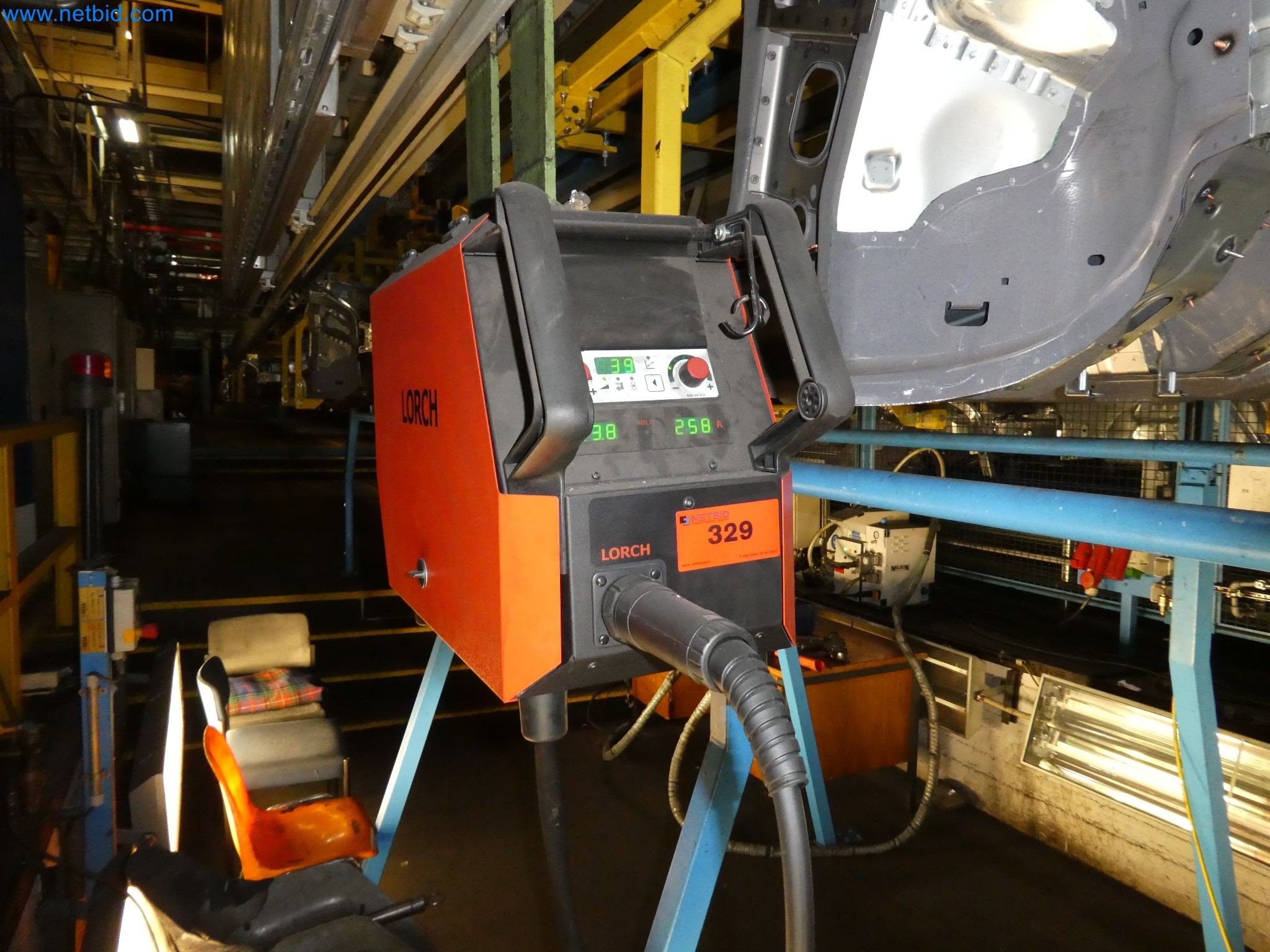 Roboti, varilna oprema in pripomočki za montažo iz avtomobilske industrije-4