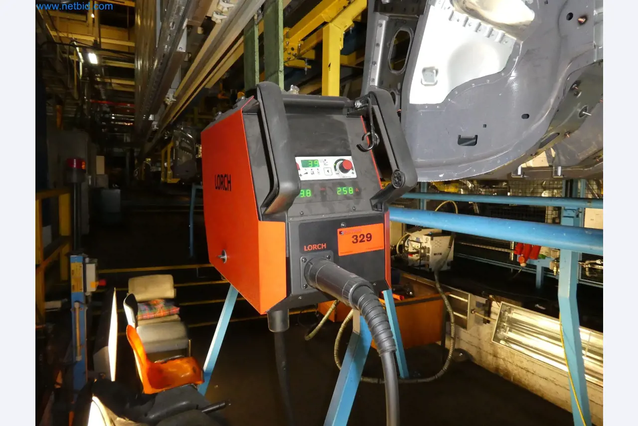 Roboti, varilna oprema in pripomočki za montažo iz avtomobilske industrije-4