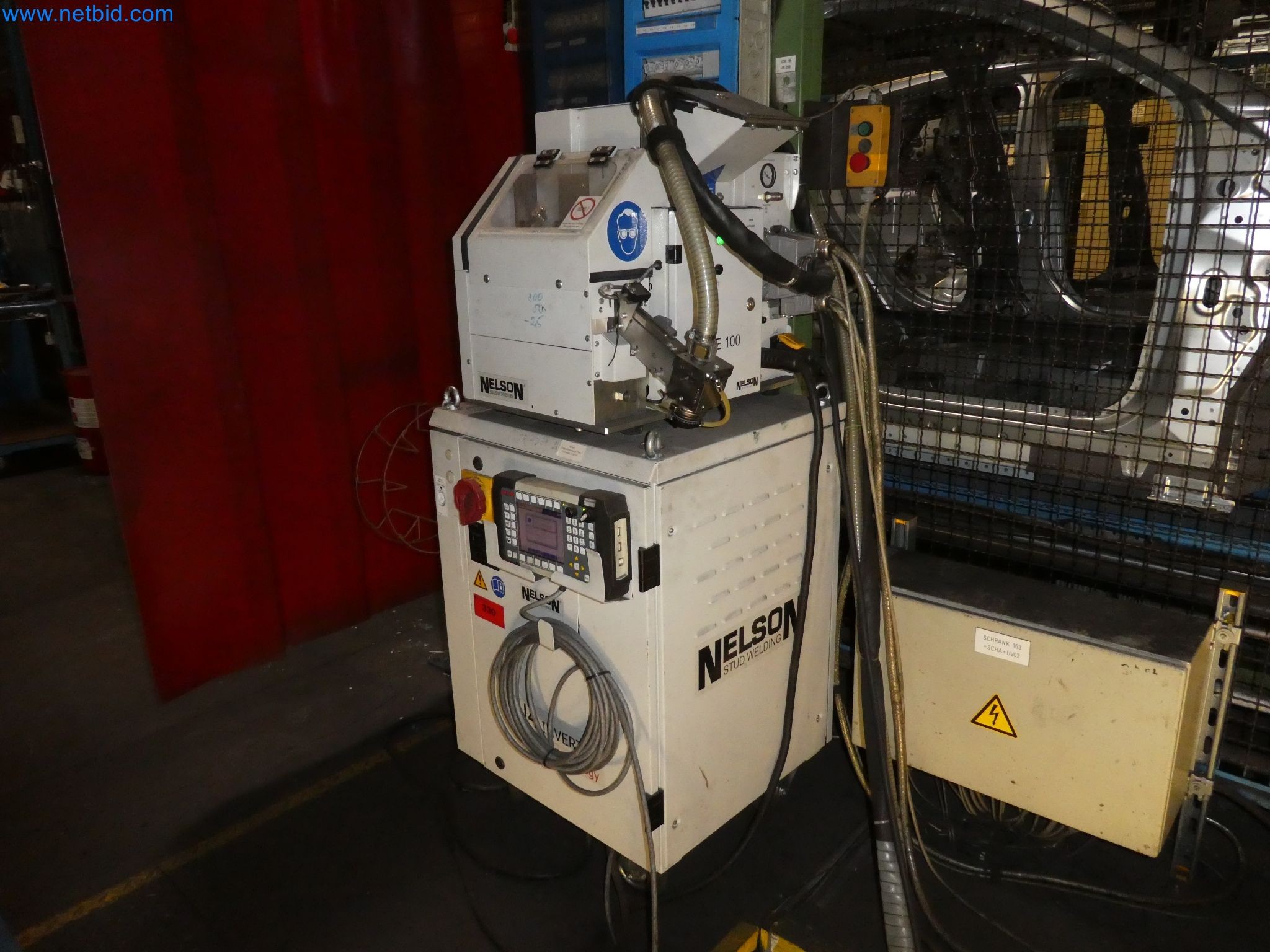 Roboti, varilna oprema in pripomočki za montažo iz avtomobilske industrije-1