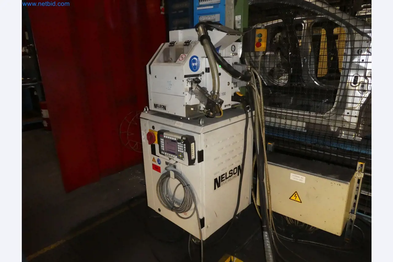 Roboti, varilna oprema in pripomočki za montažo iz avtomobilske industrije-1