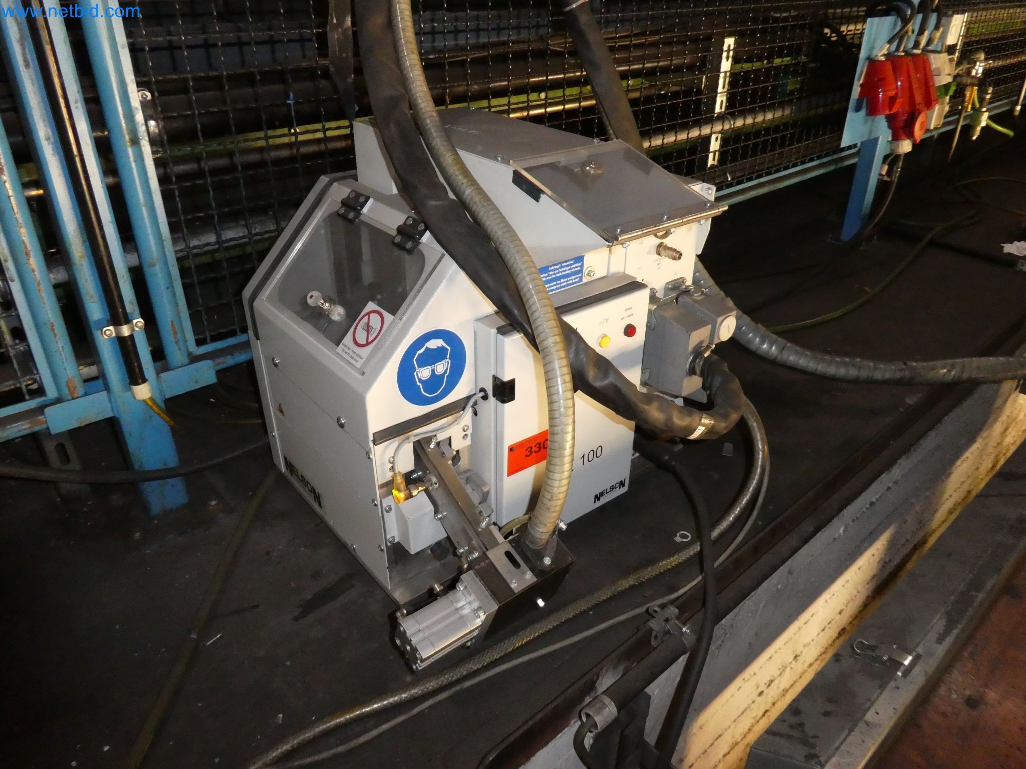 Roboti, varilna oprema in pripomočki za montažo iz avtomobilske industrije-7