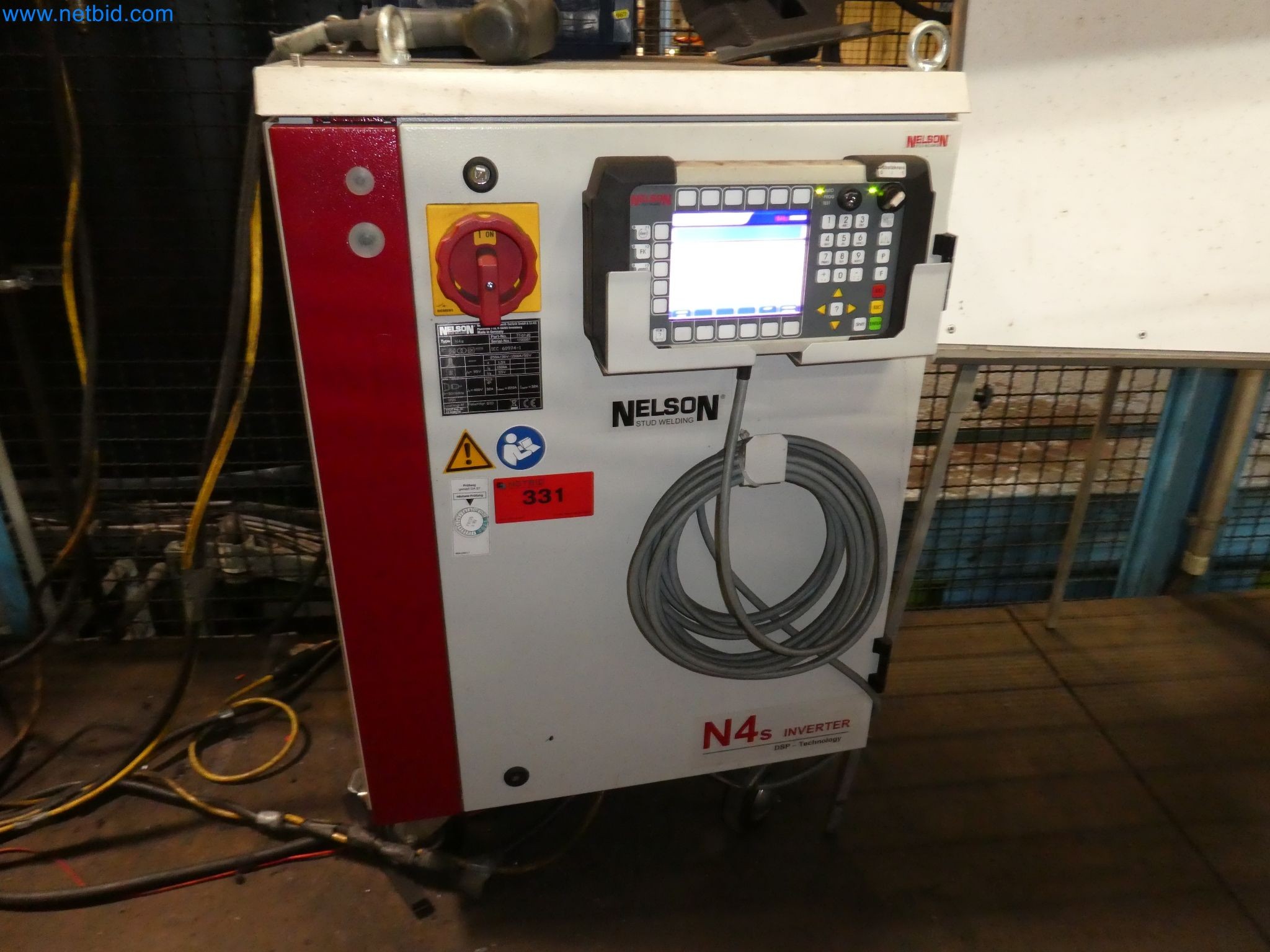 Roboti, varilna oprema in pripomočki za montažo iz avtomobilske industrije-1