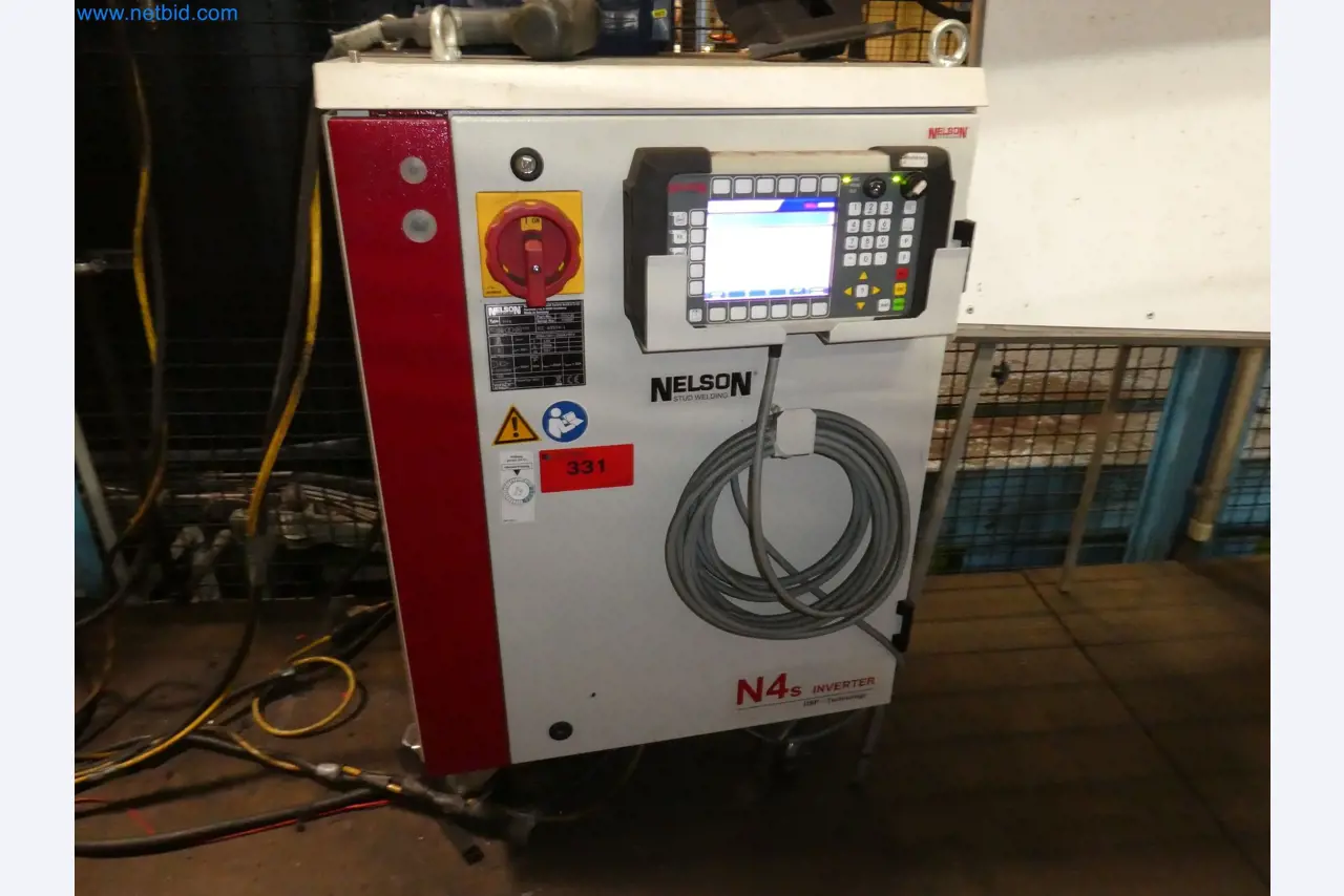 Roboti, varilna oprema in pripomočki za montažo iz avtomobilske industrije-1