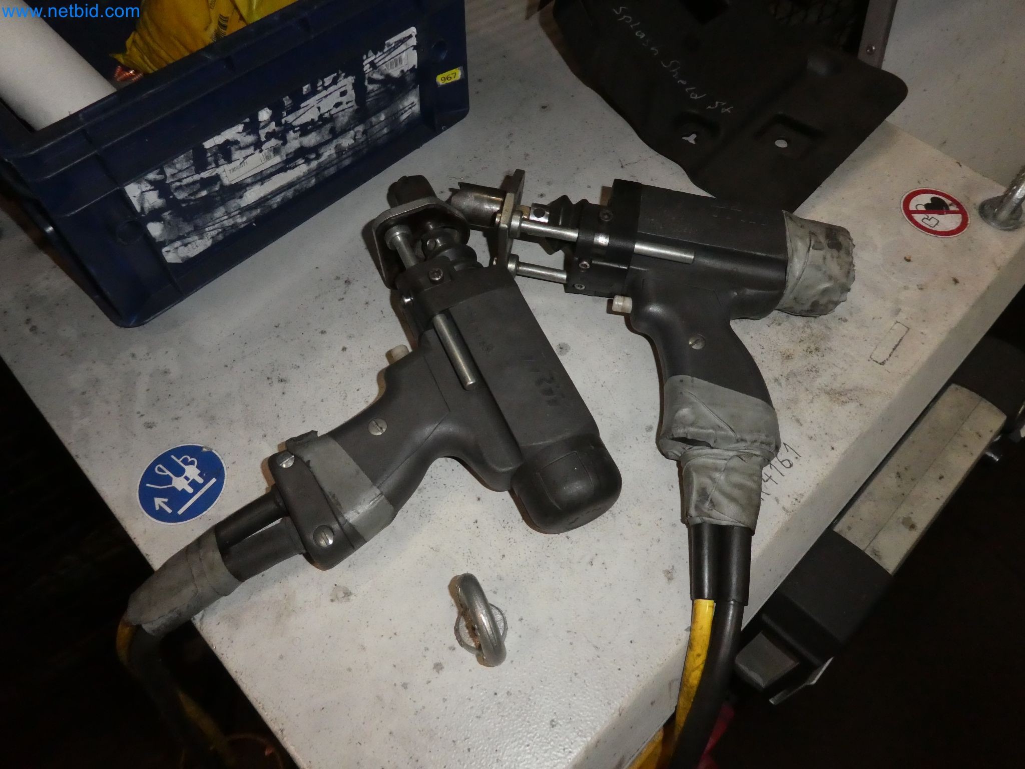 Roboti, varilna oprema in pripomočki za montažo iz avtomobilske industrije-3