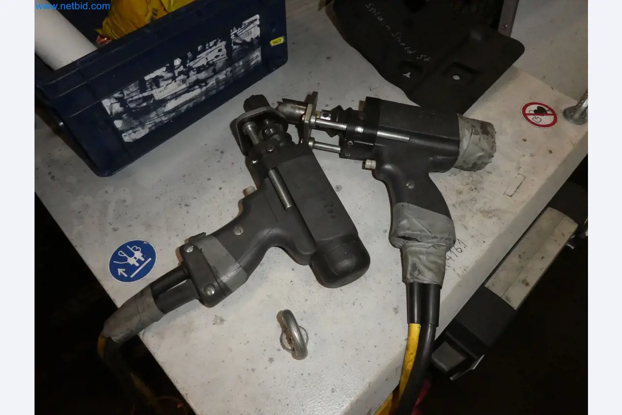 Roboti, varilna oprema in pripomočki za montažo iz avtomobilske industrije-3