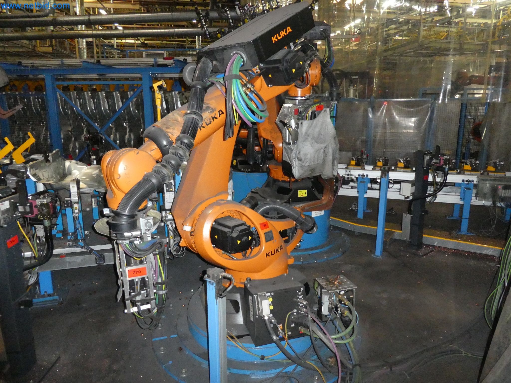 Robots, welding equipment and assembly accessories from the automotive industry-109