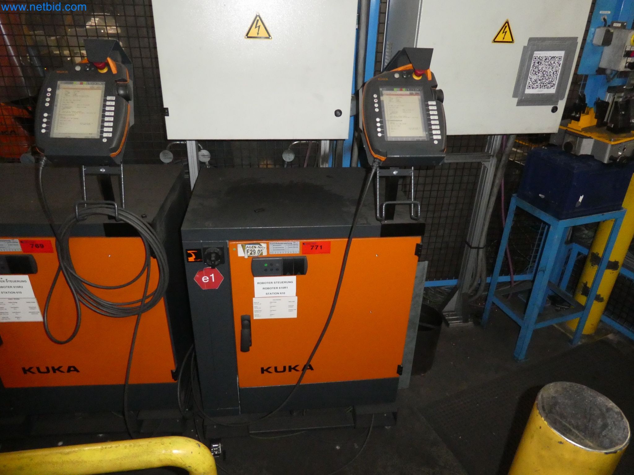 Robots, welding equipment and assembly accessories from the automotive industry-110