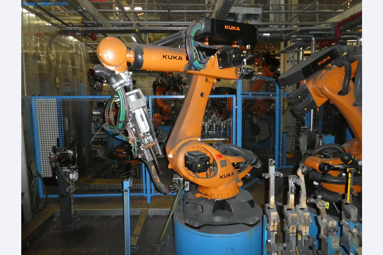 Robots, welding equipment and assembly accessories from the automotive industry-20