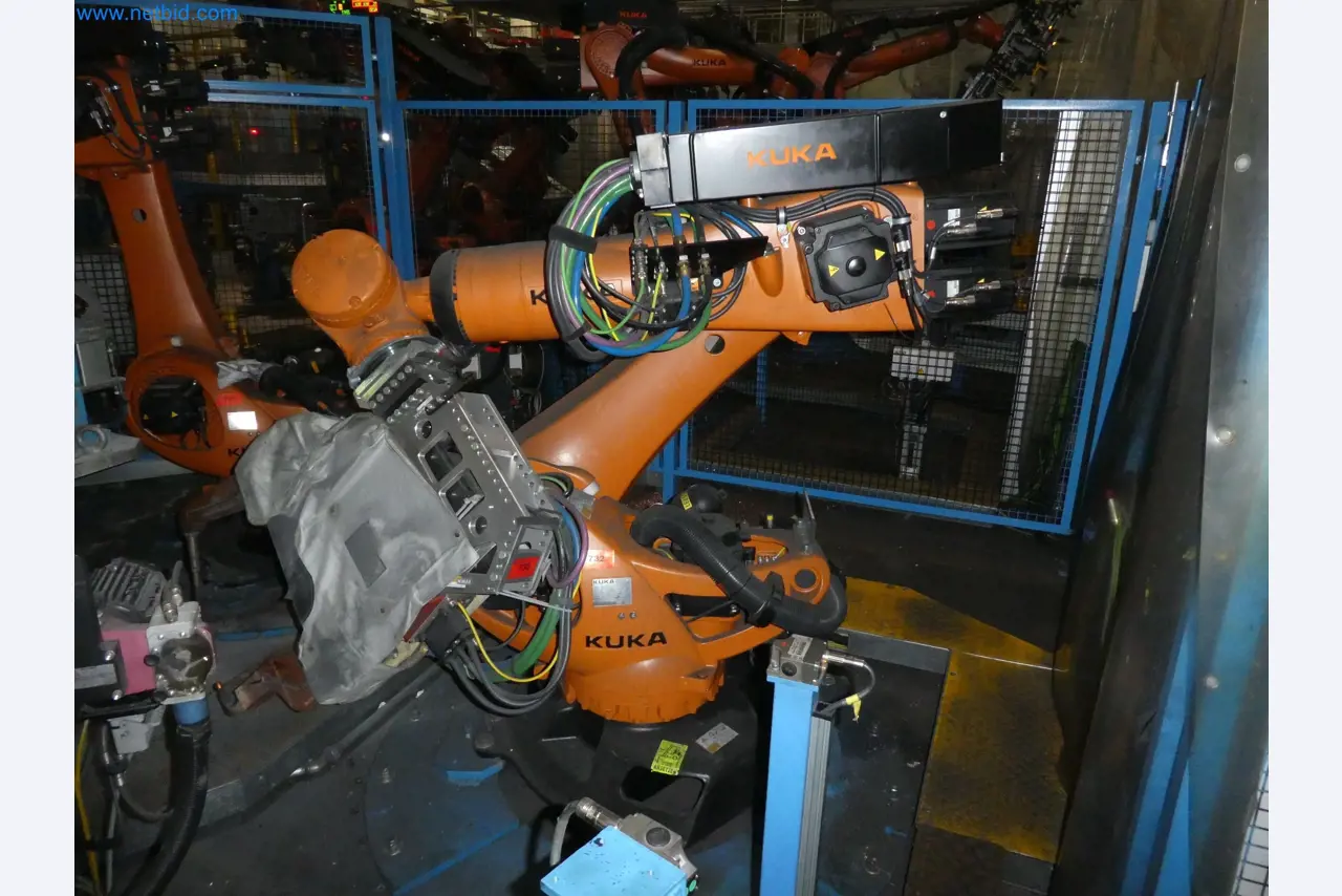 Robots, welding equipment and assembly accessories from the automotive industry-22
