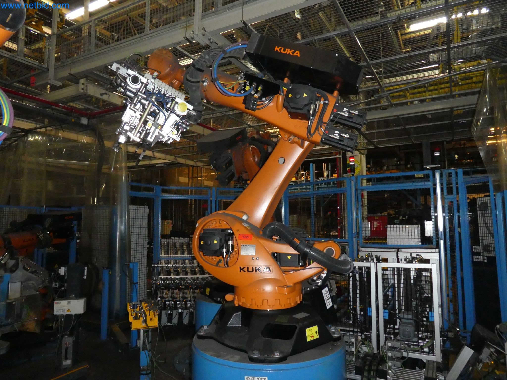 Robots, welding equipment and assembly accessories from the automotive industry-31