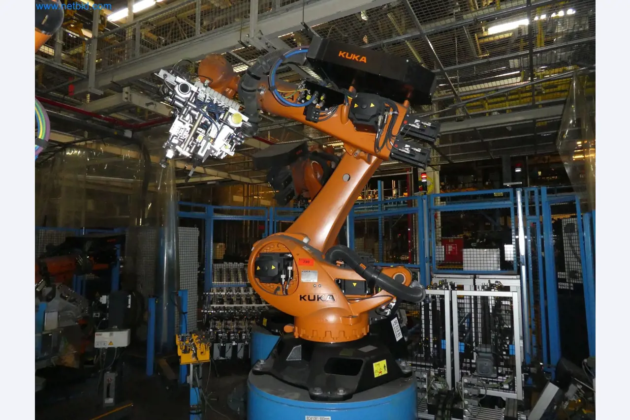 Robots, welding equipment and assembly accessories from the automotive industry-31
