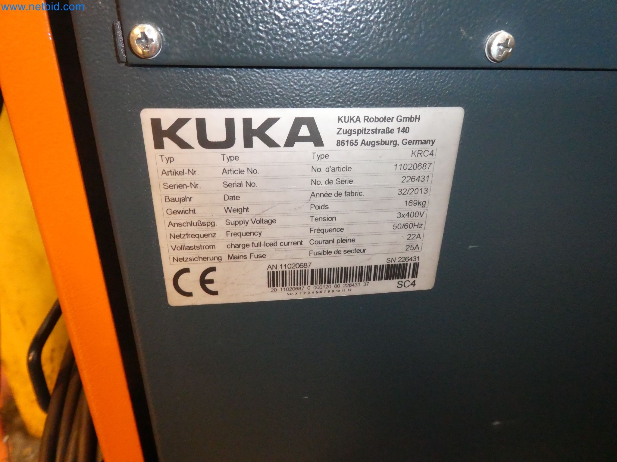 Robots, welding equipment and assembly accessories from the automotive industry-32