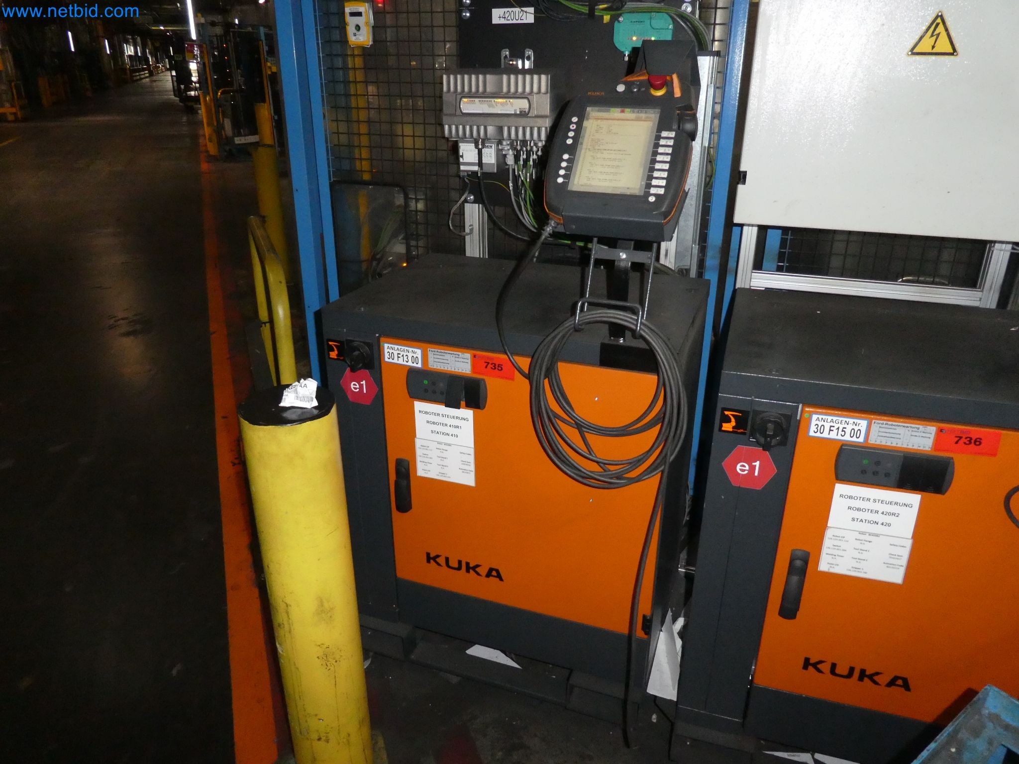 Robots, welding equipment and assembly accessories from the automotive industry-33