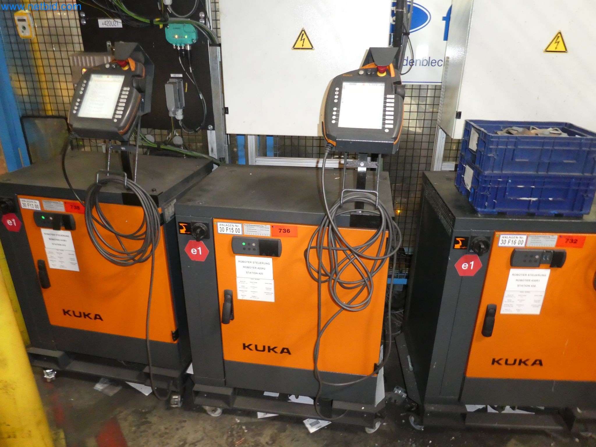 Robots, welding equipment and assembly accessories from the automotive industry-41