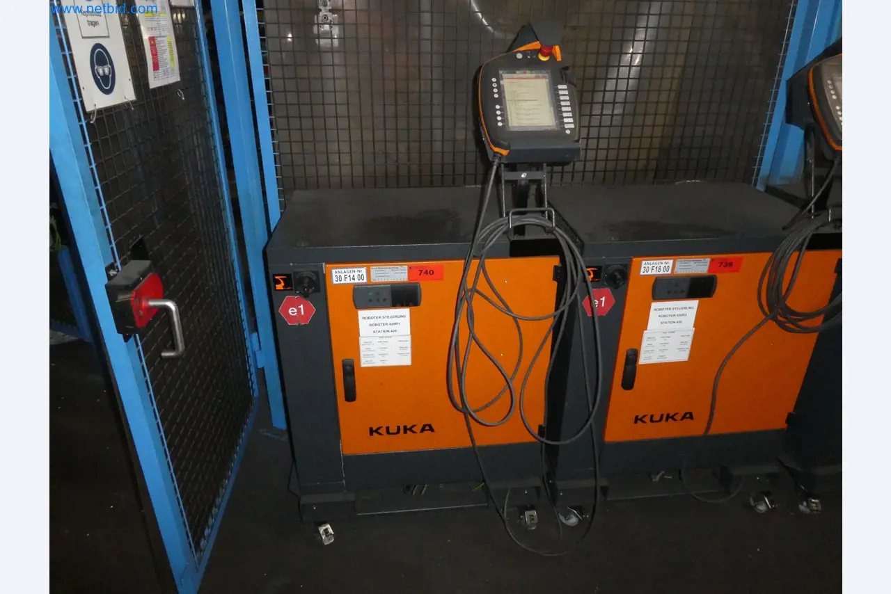 Robots, welding equipment and assembly accessories from the automotive industry-42