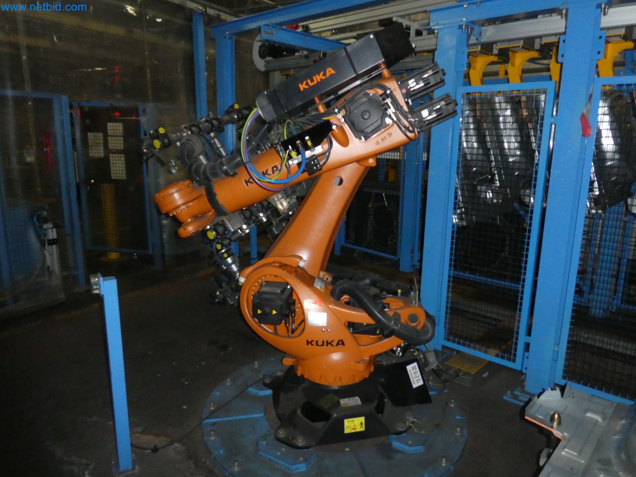 Robots, welding equipment and assembly accessories from the automotive industry-47