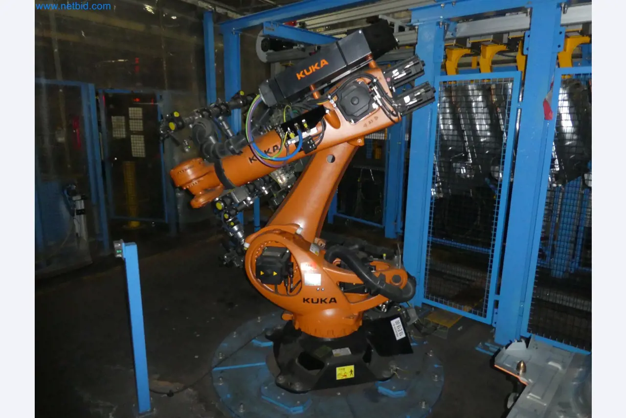 Robots, welding equipment and assembly accessories from the automotive industry-47