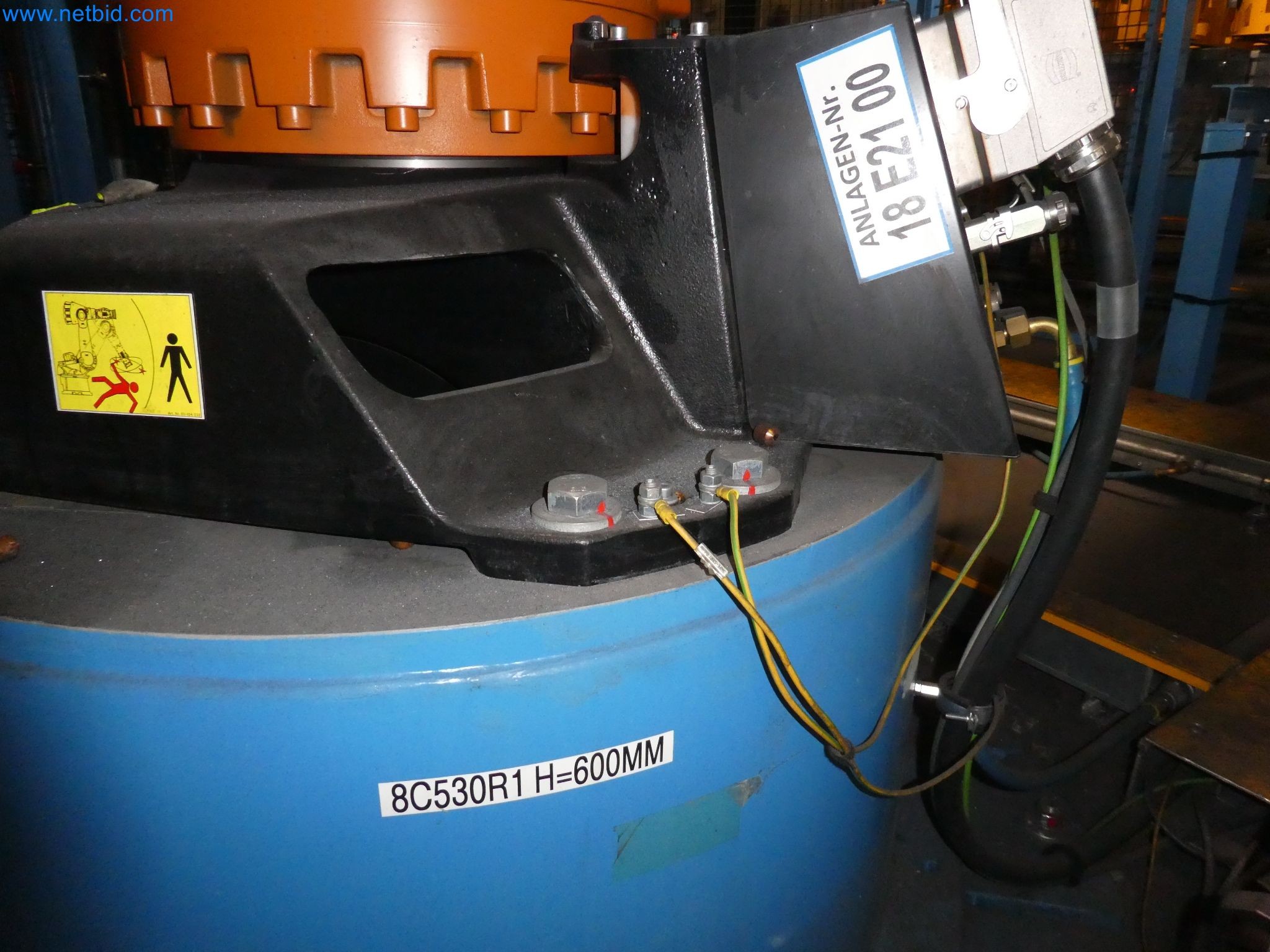 Robots, welding equipment and assembly accessories from the automotive industry-54