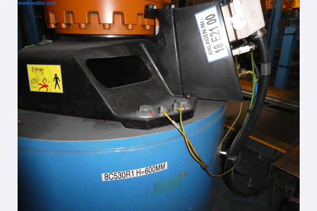 Robots, welding equipment and assembly accessories from the automotive industry-54