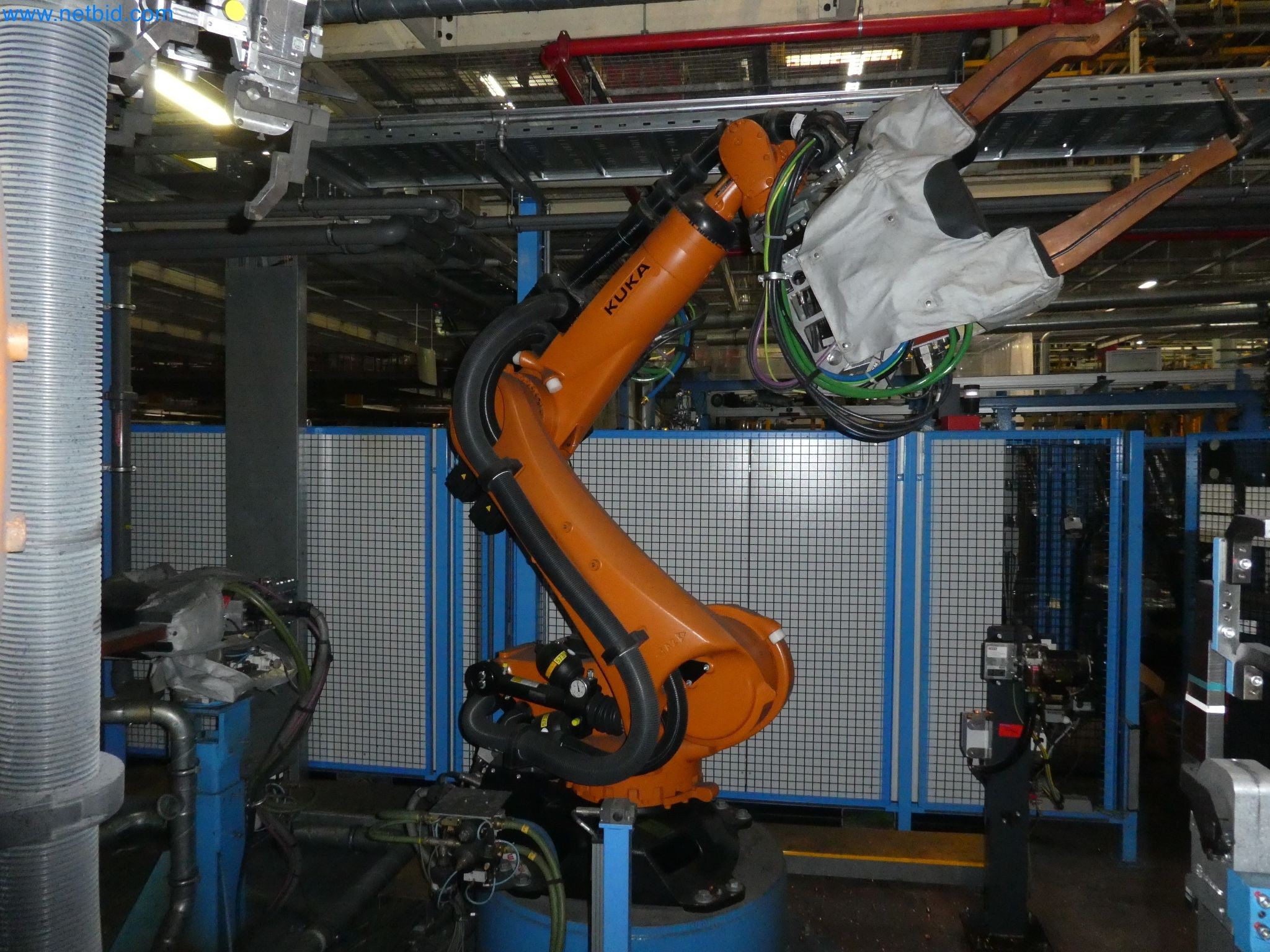 Robots, welding equipment and assembly accessories from the automotive industry-56