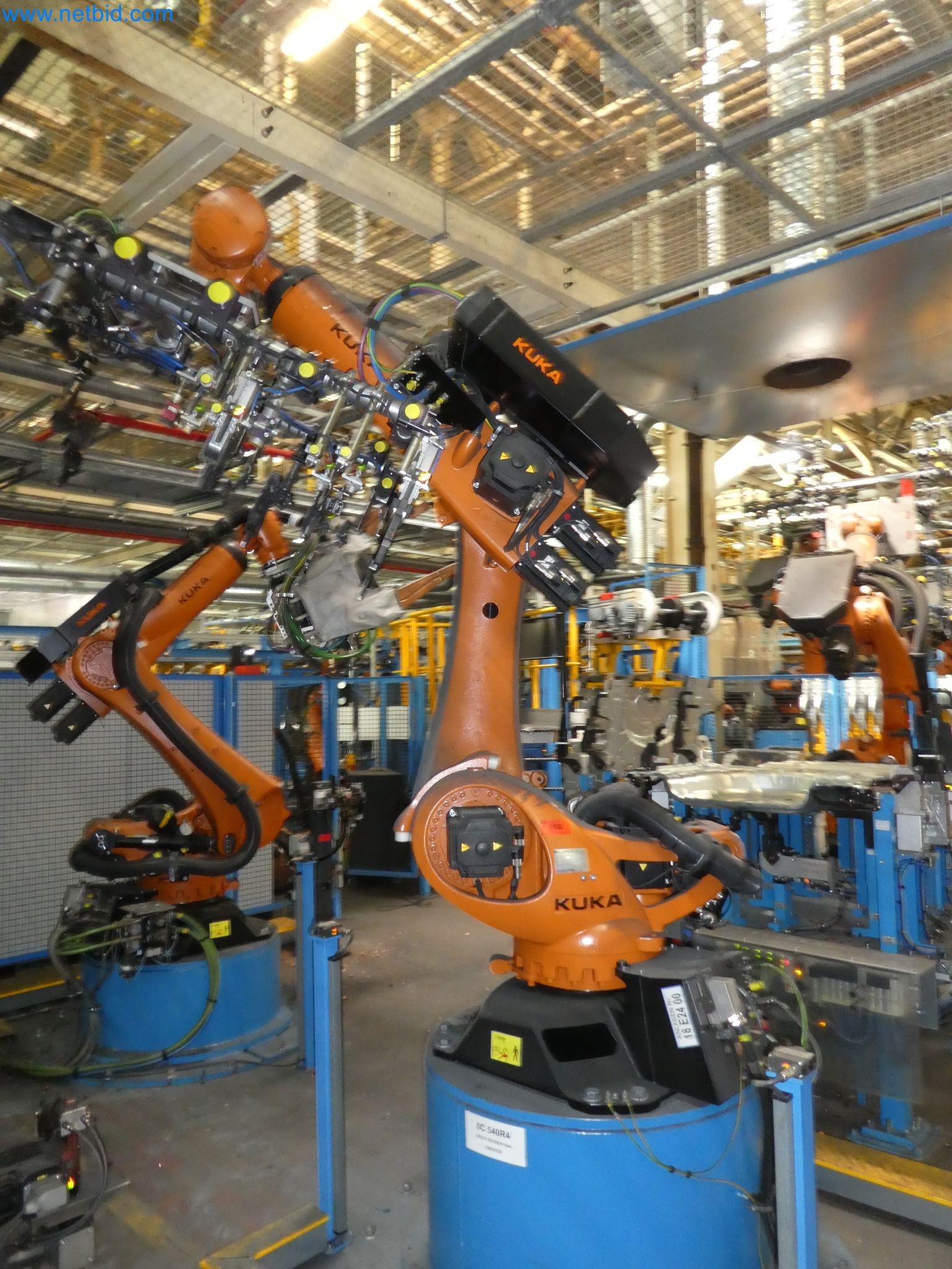 Robots, welding equipment and assembly accessories from the automotive industry-59