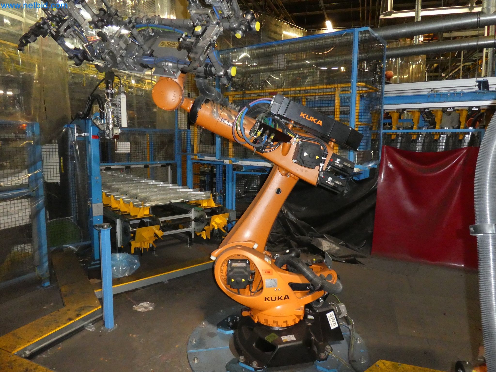 Robots, welding equipment and assembly accessories from the automotive industry-79